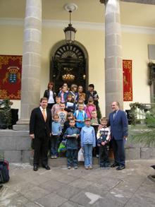 Fotografía Un grupo de niños bielorrusos conocen el Parlamento de Canarias 