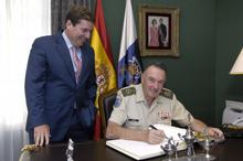 Fotografía   El Parlamento recibe al Jefe del Mando Militar de Canarias con motivo de su despedida en el cargo 