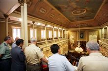 Fotografía Las primeras autoridades y mandos militares visitan el Parlamento 