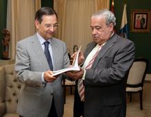 Fotografía El Tribunal Superior de Justicia hizo entrega al Parlamento de Canarias de su  Memoria año 2009 