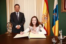 Fotografía La Embajadora de Australia en España visita el Parlamento de Canarias 