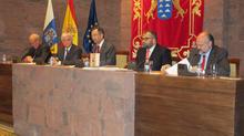 Fotografía El Parlamento acogió la presentación de las obras completas de José Viera y Clavijo 