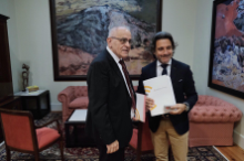 Fotografía El presidente del Parlamento de Canarias, Gustavo Matos, recibe el Informe Anual del Comisionado de Transparencia de manos de Daniel Cerdán 