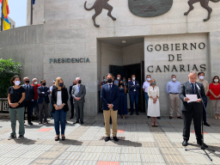 Fotografía El Parlamento de Canarias guarda un minuto de silencio como muestra de apoyo y solidaridad hacia la familia de las niñas Anna y Olivia 