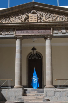 Fotografía La bandera de la Organización de Naciones Unidas ondea estos días en la fachada principal del Parlamento de Canarias 