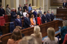 Fotografía El Parlamento de Canarias guarda un minuto de silencio en homenaje a los dos guardias civiles asesinados en Cádiz y a las víctimas del trágico incendio en Valencia 