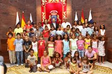 Fotografía Un grupo de niños saharauis visita el Parlamento de Canarias 