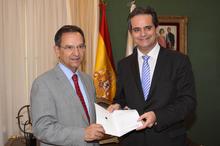 Fotografía Los Presupuestos Generales de la Comunidad Autónoma para el año 2011, llegan al Parlamento de Canarias. 