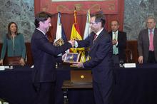 Fotografía El Parlamento entrega su medalla de oro al Cabildo de Tenerife 