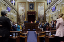Fotografía El Parlamento de Canarias guarda un minuto de silencio en memoria de las víctimas del atentado de Manchester 