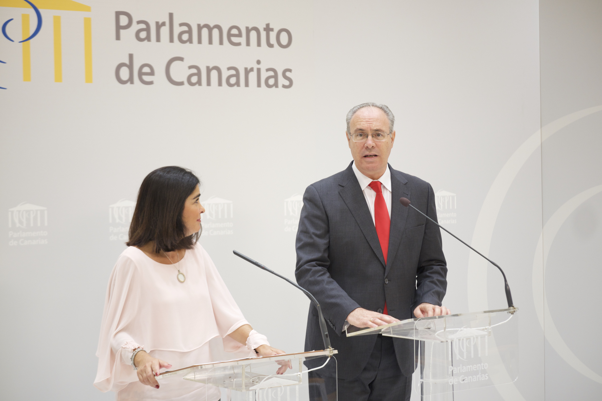 Carolina Darias y Juan Pablo Durán, durante su rueda de prensa.