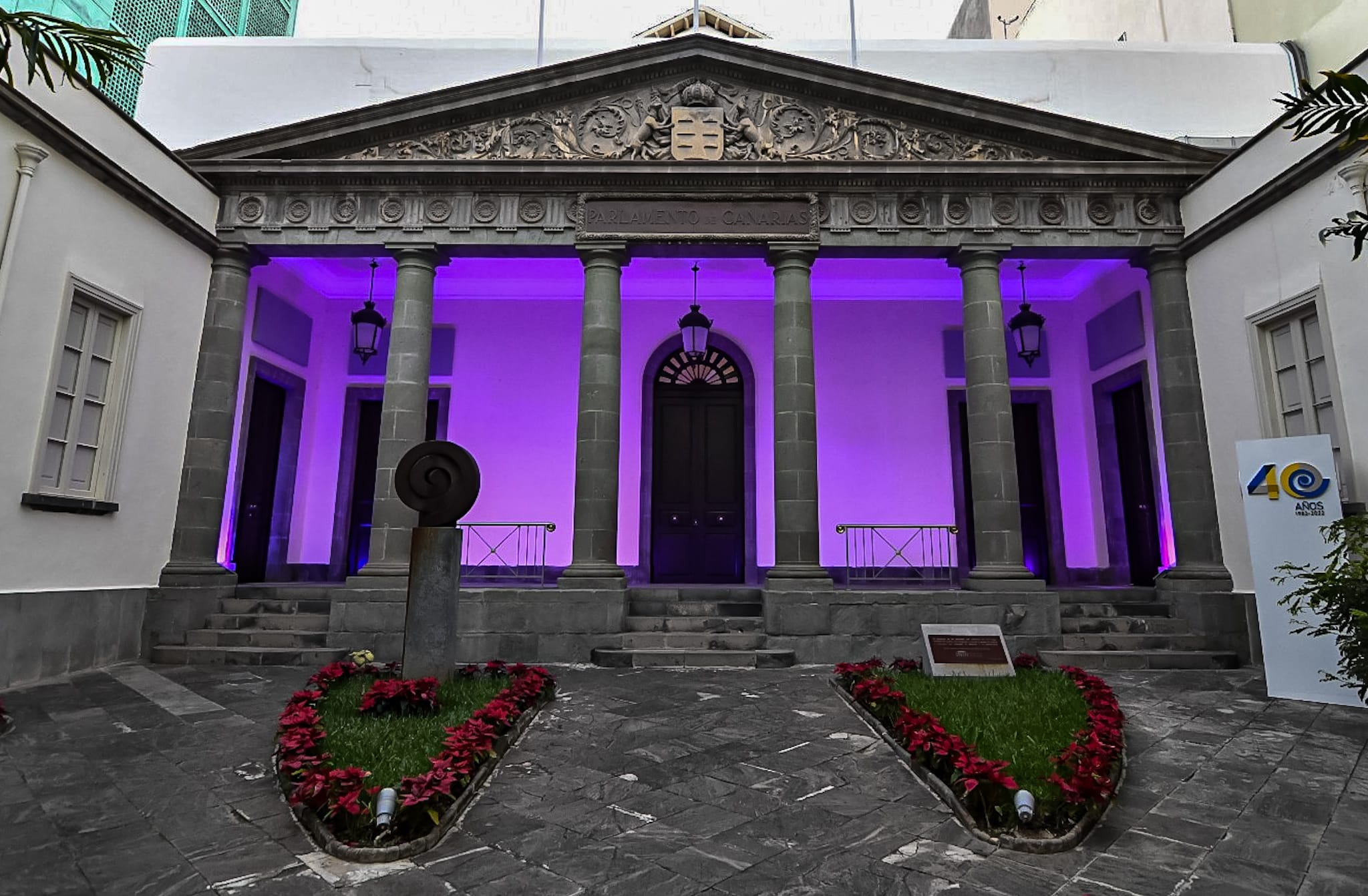Fachada del Parlamento de Canarias iluminada de color violeta