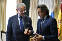 Fotografía El presidente del Parlamento de Canarias, Gustavo Matos, recibe al embajador de la República de Eslovenia, Robert Krmelj 