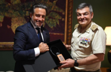 Fotografía El presidente del Parlamento de Canarias, Gustavo Matos, recibe al general Ramón Armada Vázquez, jefe de la Brigada Canarias XVI y comandante militar de Las Palmas 