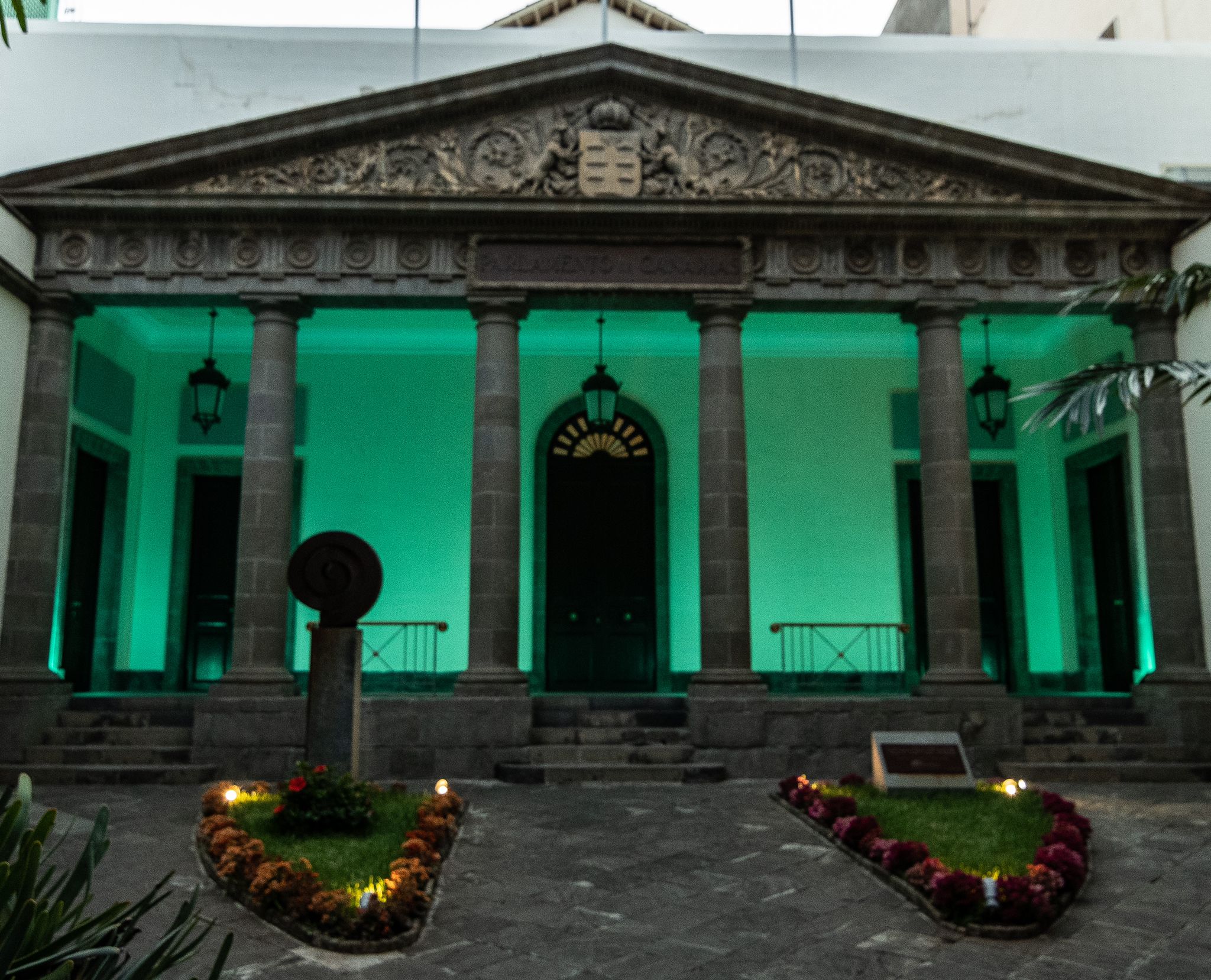 La fachada del Parlamento de Canarias iluminada de turquesa
