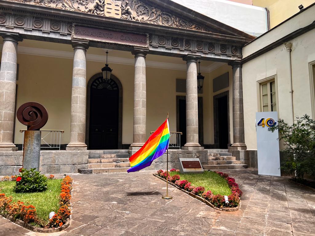 La fachada del Parlamento de Canarias con la bandera del arcoíris