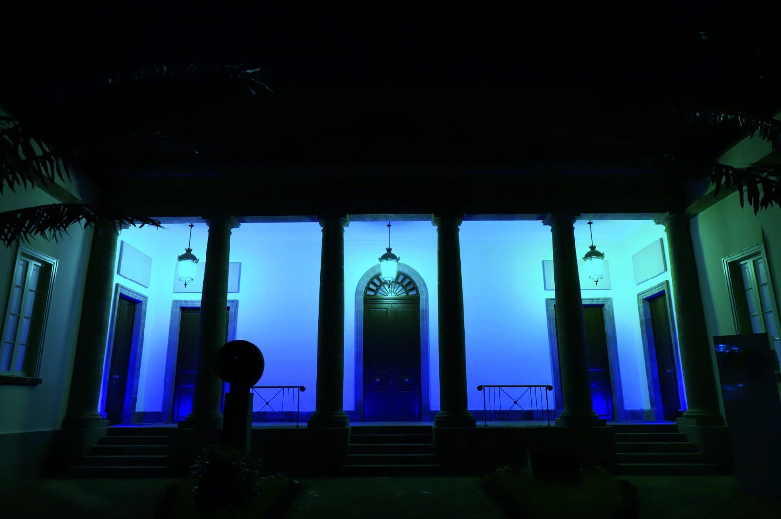 Fachada del Parlamento de Canarias iluminada de azul