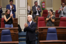 Fotografía El pleno del Parlamento de Canarias se puso hoy en pie para despedir entre aplausos a Cristóbal García Vargas 