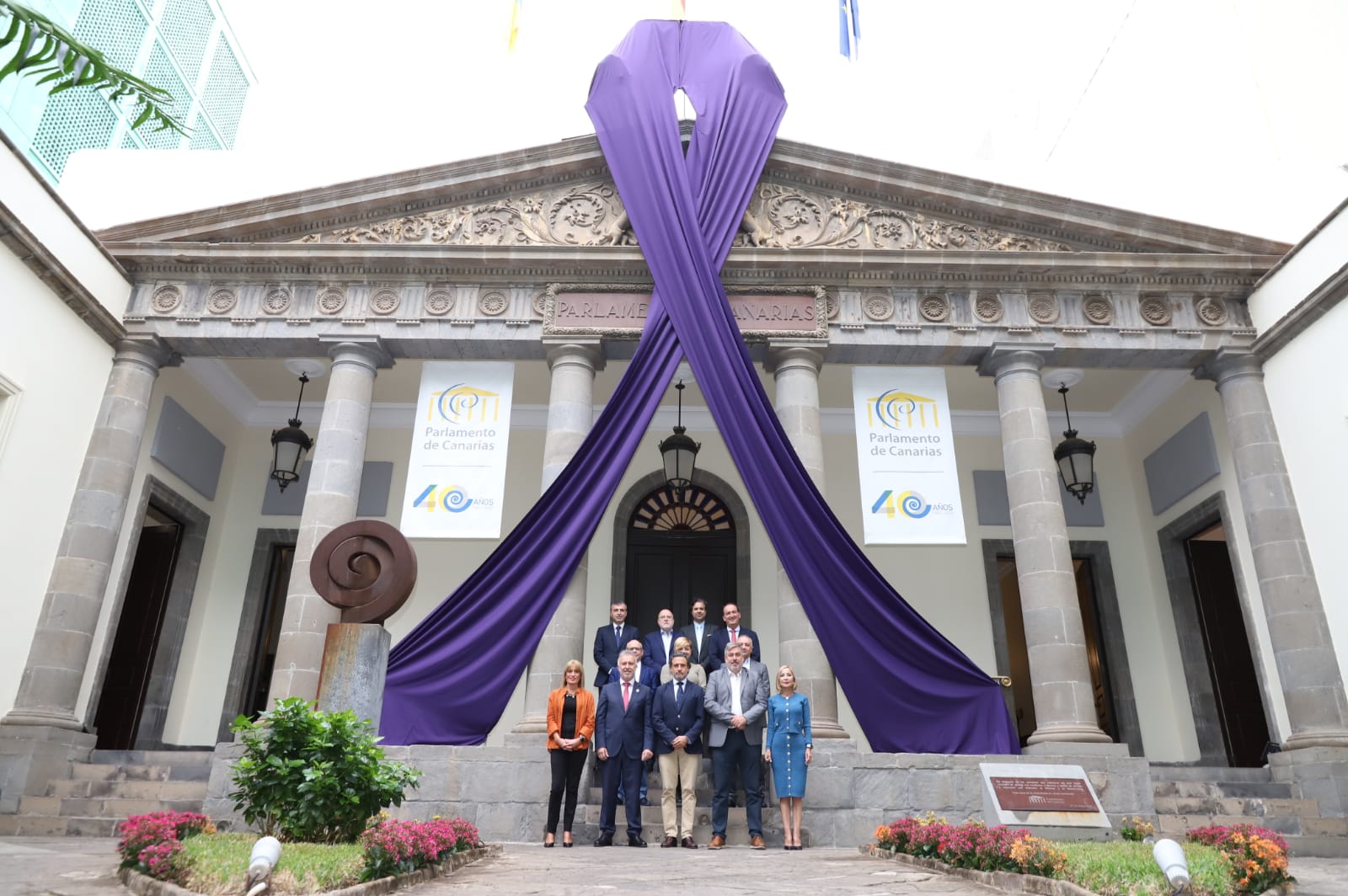 La fachada del Parlamento de Canarias con un lazo violeta por el Día Internacional de la Eliminación de la Violencia contra la Mujer