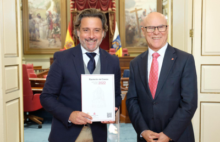 Fotografía El presidente del Parlamento de Canarias, Gustavo Matos, recibe el Informe Anual correspondiente al año 2022 de la Diputación del Común 