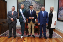 Fotografía El presidente del Parlamento de Canarias recibe a la Reina del Hogar Canario Venezolano 