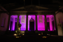 Fotografía La fachada del Parlamento de Canarias se ilumina de color violeta con motivo del Día Internacional de la Mujer 