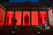Fotografía La fachada del Parlamento de Canarias se ilumina de rojo con motivo del Día Mundial del Sida 