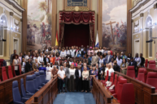 Fotografía La presidenta del Parlamento de Canarias recibe a un centenar de estudiantes africanos 