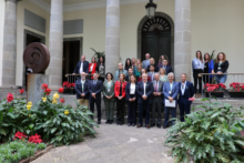 Fotografía El Parlamento de Canarias muestra su apoyo a la lucha contra el cáncer 