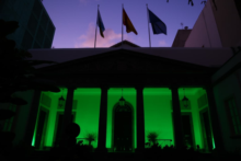 Fotografía La fachada del Parlamento se ilumina de verde por el Día Mundial del Alzheimer 