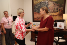 Fotografía Astrid Pérez recibe a la Fundación Canaria Carrera por la Vida con motivo del Día Mundial del Cáncer de Mama 