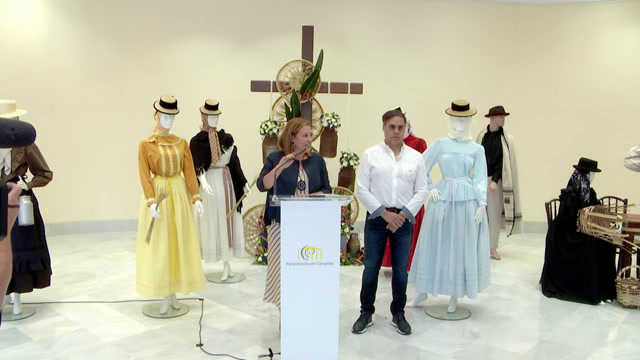 Inauguración de la exposición de vestimenta tradicional con motivo del Día de Canarias